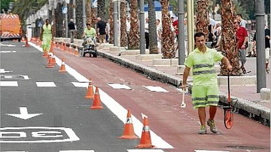 Els operaris enllestien ahir els treballs de pintura al passeig, un cop acabat l&#039;asfaltatge del carrer.