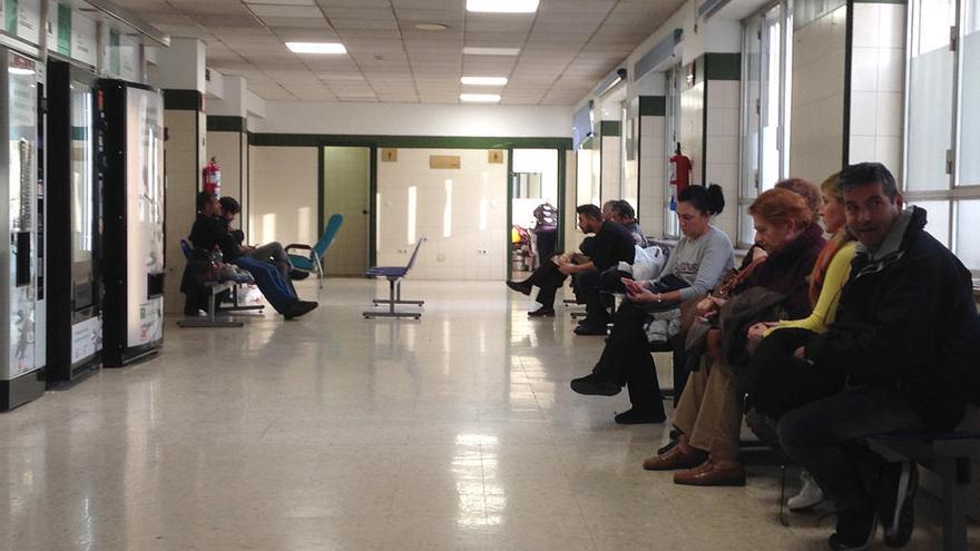 Pacientes en una sala de espera de Carlos Haya.