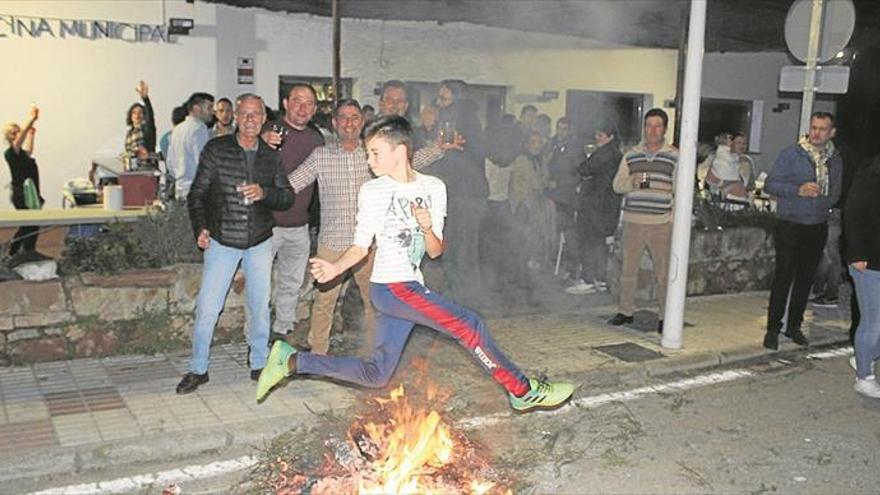 Los ‘culiquemaos’ saltan por encima de las candelas en la fiesta de la candelaria