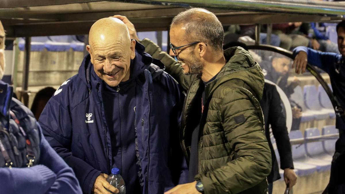 Beto Company saluda de manera cariñosa a Claudio Barragán, en el derbi disputado en el Rico Pérez.