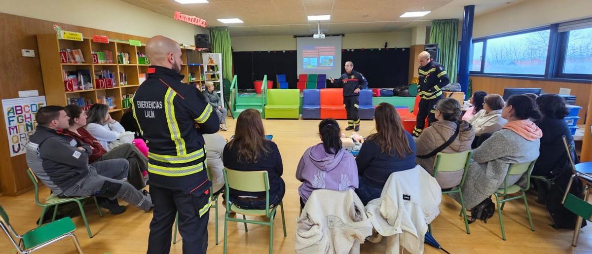 Charla de primeros auxilios impartida ayer en el colegio Manuel Rivero, de Lalín.