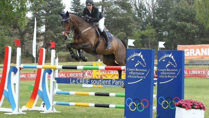 Patricia Juane, sobre su caballo, en una prueba celebrada en Francia.