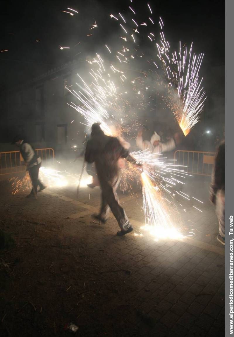 GALERÍA DE FOTOS -- Palanques convierte Sant Antoni en una gran fiesta