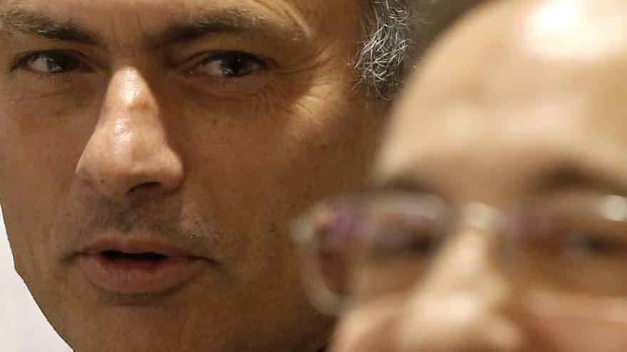 Florentino desenfocado en primer plano y Mourinho, detrás.