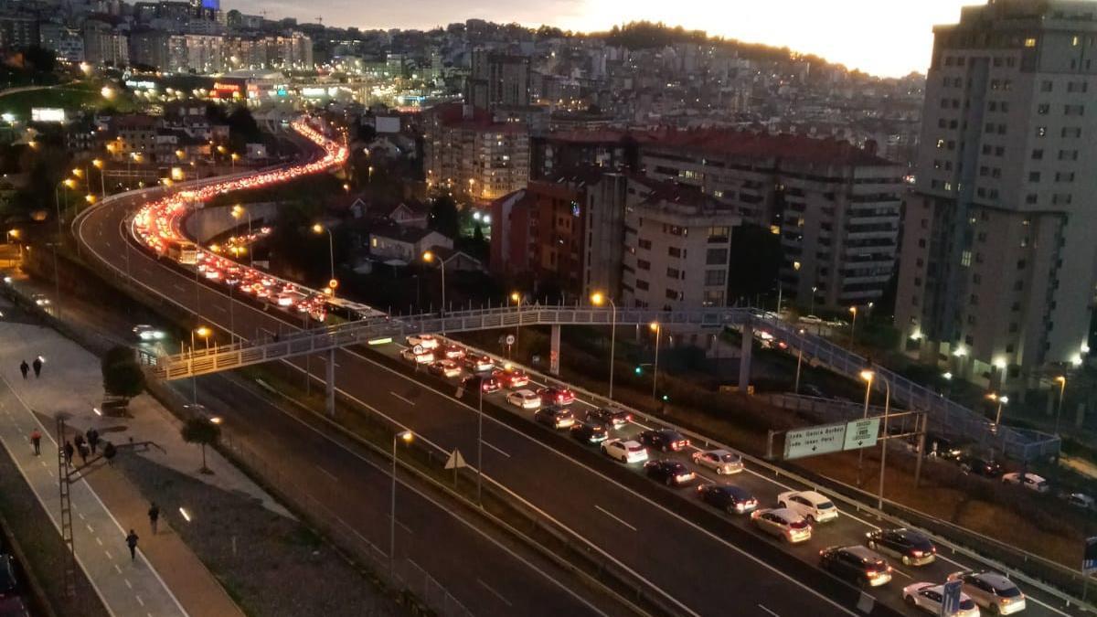 Embudo kilométrico para entrar en Vigo