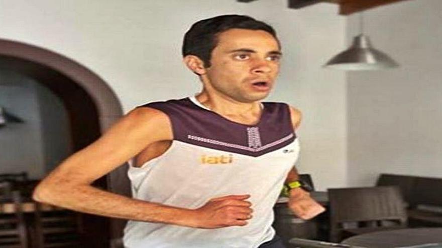 Un atleta canario sube al Teide... desde su casa