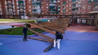 VIENTO | Cae una gran pérgola en Badalona, láminas del techo del Hospital de Bellvitge y decenas de árboles en L'Hospitalet y Esplugues