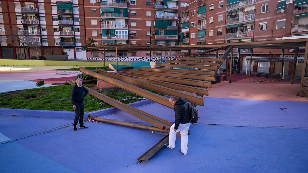 Una estructura de metal caída y palmeras derribadas en Badalona