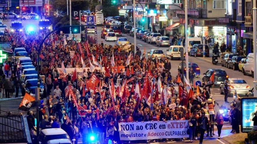 La cabecera de la manifestación al inicio, en la calle Ramón y Cajal.