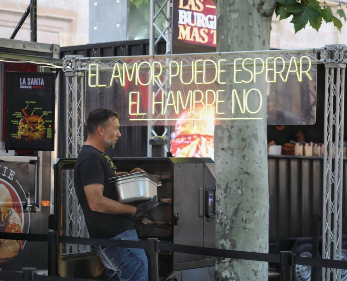 Uno de los participantes lleva la carne a la cocina. | ALBA PRIETO