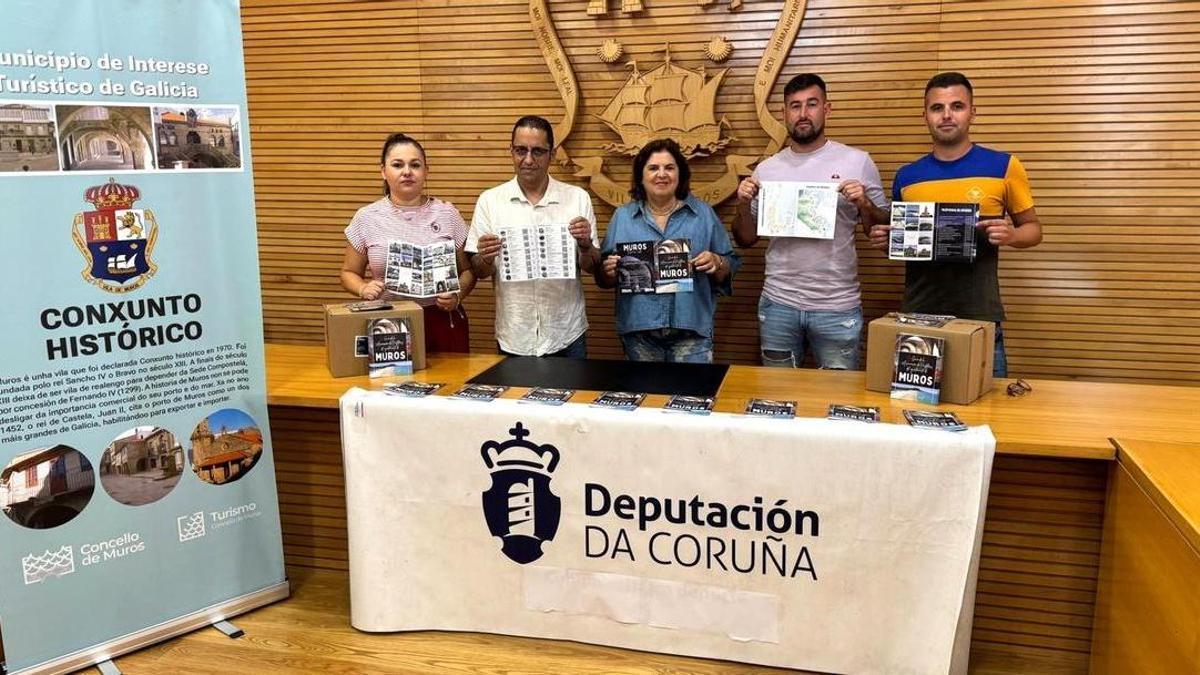 Caridad González, en el centro, en el acto de presentación de la guía.