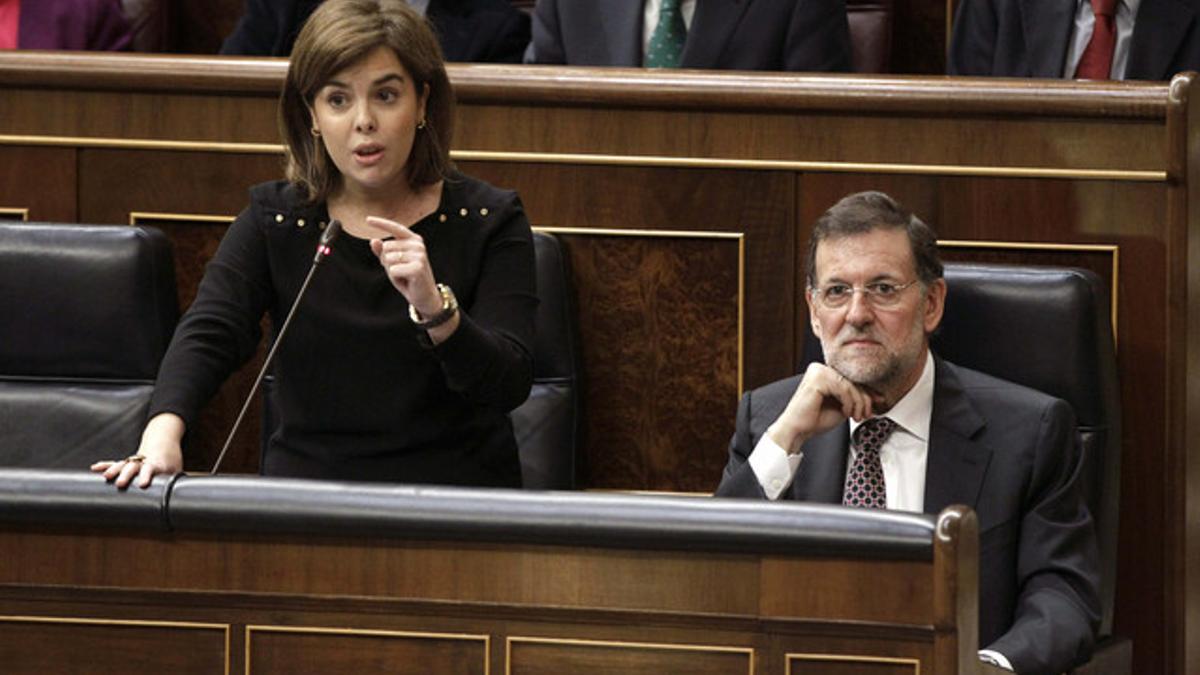 La vicepresidenta del Gobierno, Soraya Sáenz de Santamaría, junto al presidente del Gobierno, Mariano Rajoy, durante la sesión de control al Ejecutivo, este miércoles en el Congreso.