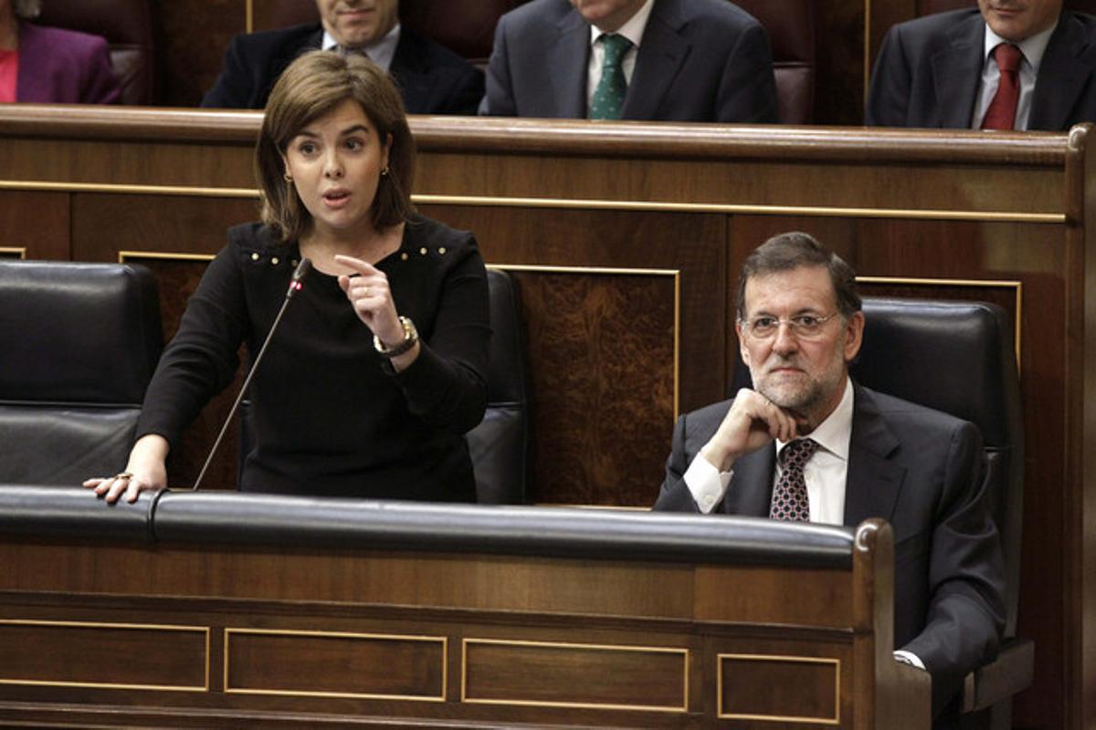 La vicepresidenta del Gobierno, Soraya Sáenz de Santamaría, junto al presidente del Gobierno, Mariano Rajoy, durante la sesión de control al Ejecutivo, este miércoles en el Congreso.