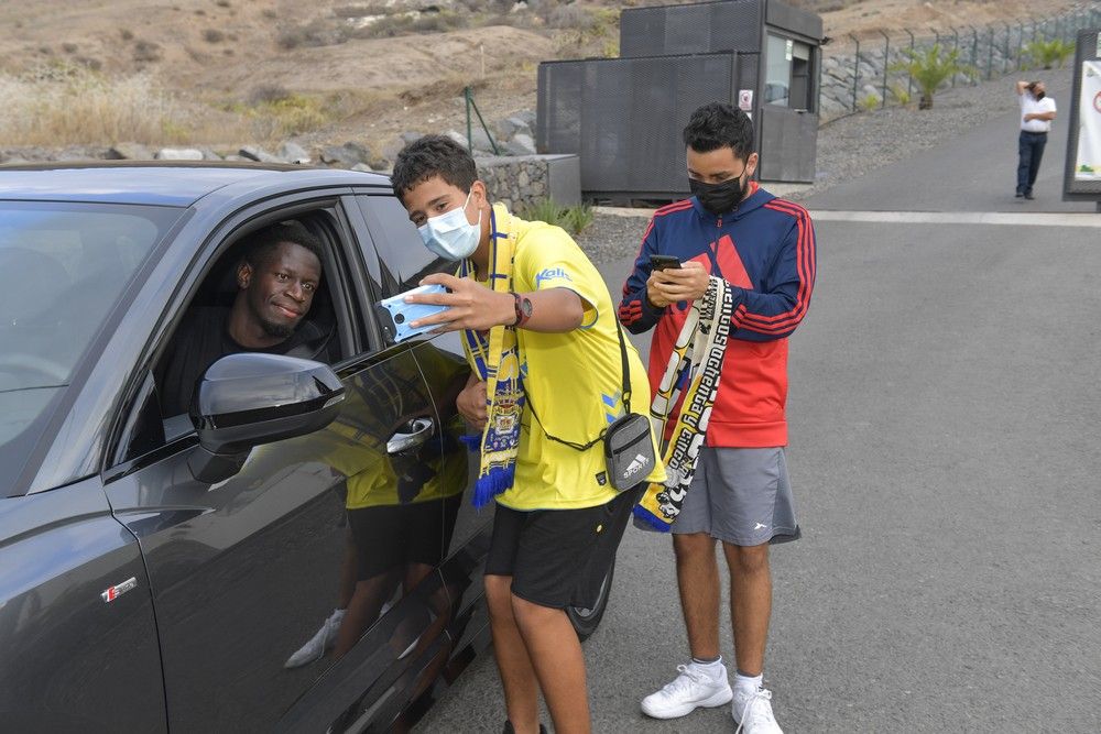 La plantilla de la UD Las Palmas firma autógrafos antes del derbi