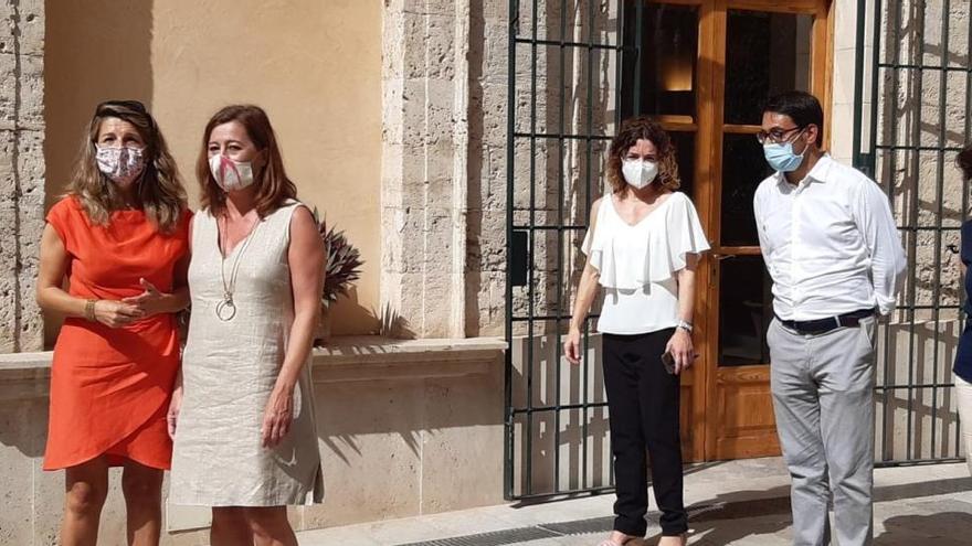 Yolanda Díaz  a su llegada al Consolat de Mar.