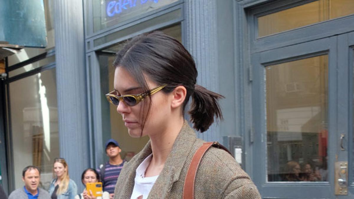 El look de Kendall Jenner con abrigo masculino y vaqueros