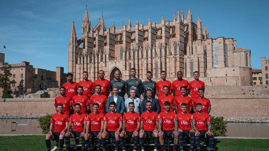 El RCD Mallorca se hace la foto oficial con la Catedral de testigo