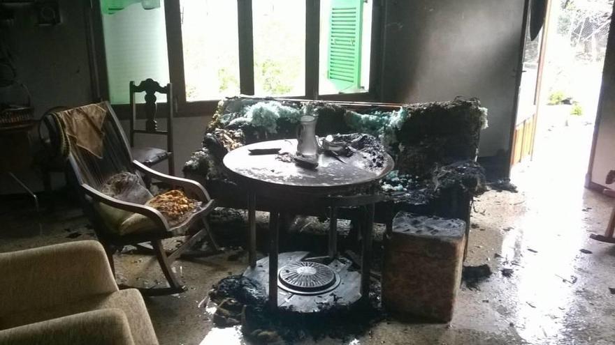 El interior del domicilio sufrió grandes desperfectos a consecuencia del incendio.
