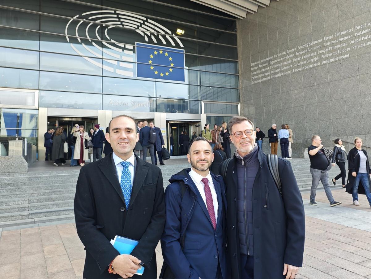 Los miembros de la asociación Sevilla Quiere Metro, antes de intervenir ante la Comisión de Peticiones del Parlamento Europeo en Bruselas