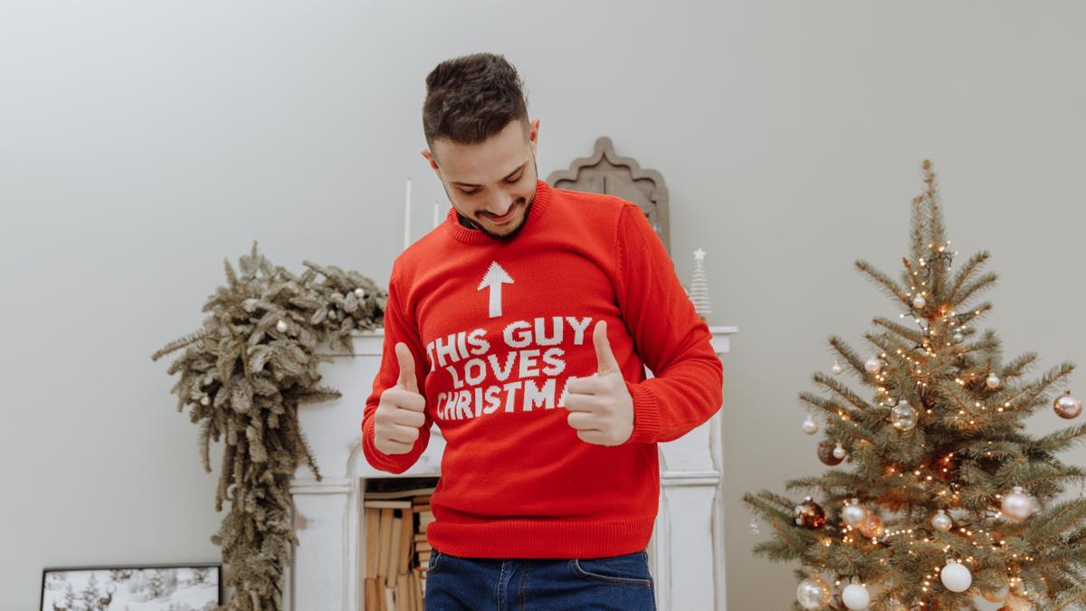 Olvídate de corbatas y trajes de gala, con un jersey de navidad triunfarás en cualquier evento navideño.