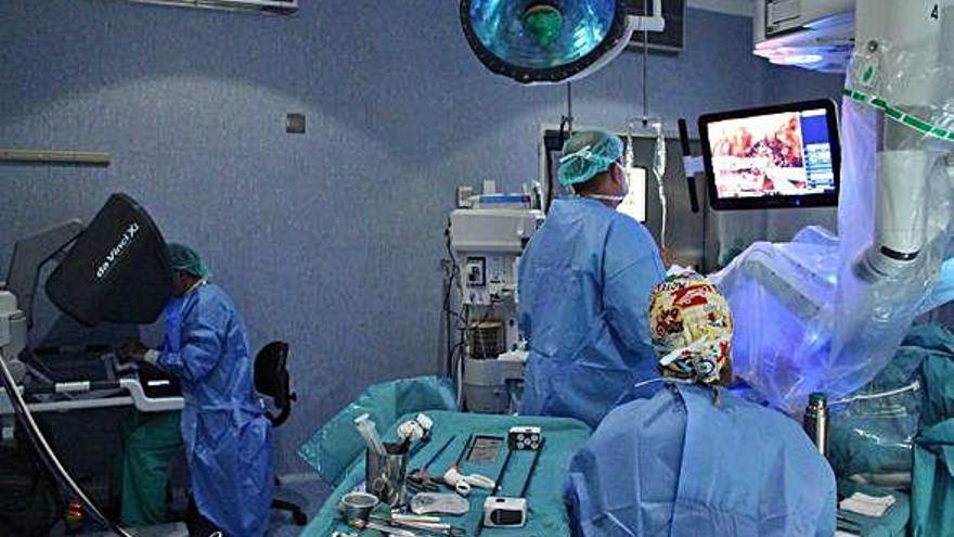 L&#039;equip quirúrgic amb el robot Da Vinci realitza una intervenció de càncer urològic.