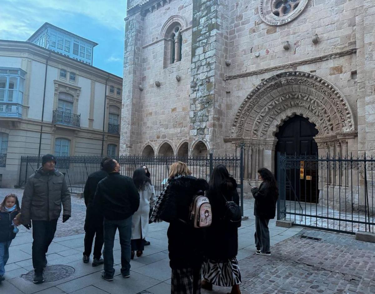 Turistas junto a la iglesia de la Magdalena. | ALBA PRIETO