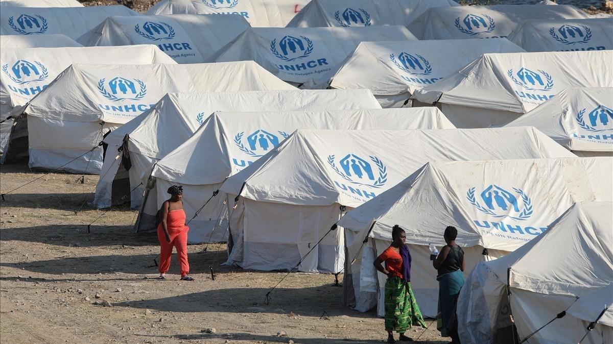 zentauroepp54926838 refugees and migrants from the destroyed moria camp are seen200915180941