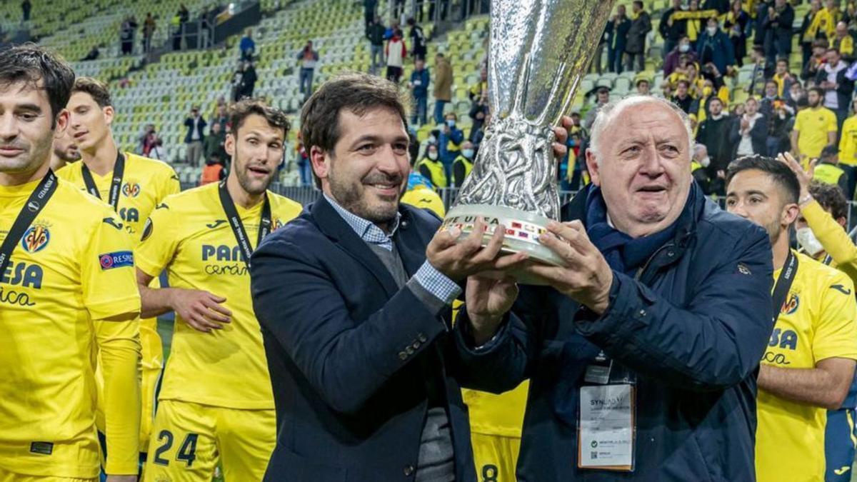 Llaneza sostiene la Europa League ganada en 2021 por el Villarreal. |  // SUPERDEPORTE