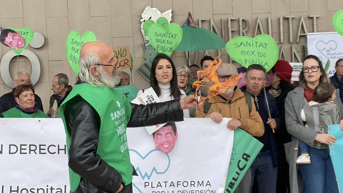 Concentración a las puertas del Hospital del Vinalopó por la prórroga a Ribera Salud