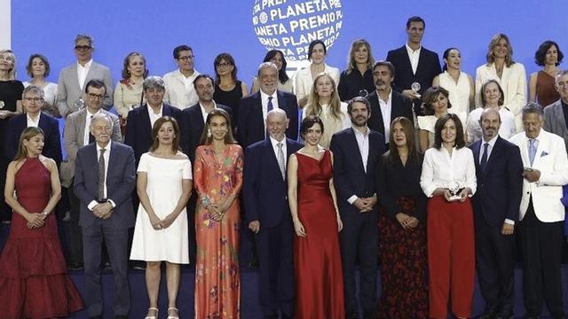 A l’esquerra, alguns dels escriptors finalistes dels Planeta amb les autoritats.  A la dreta, Isabel Díaz Ayuso al costat del president de Planeta, José Creuheras. | GRUP PLANETA