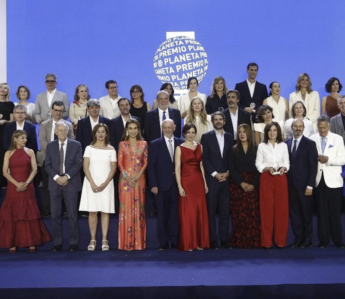 La dona de vermell en els Planeta