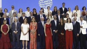 La dona de vermell en els Planeta