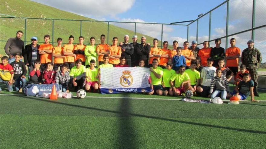 España entrega material deportivo a los equipos de fútbol locales