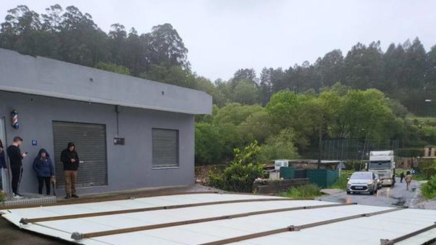 El viento arranca un tejado de una casa en Nespereira y corta la carretera entre Os Valos y Amoedo