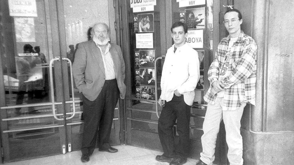 José Luis Cuerda. Amenabar y Fele Martínez, en la entrada del Cine Saboya.