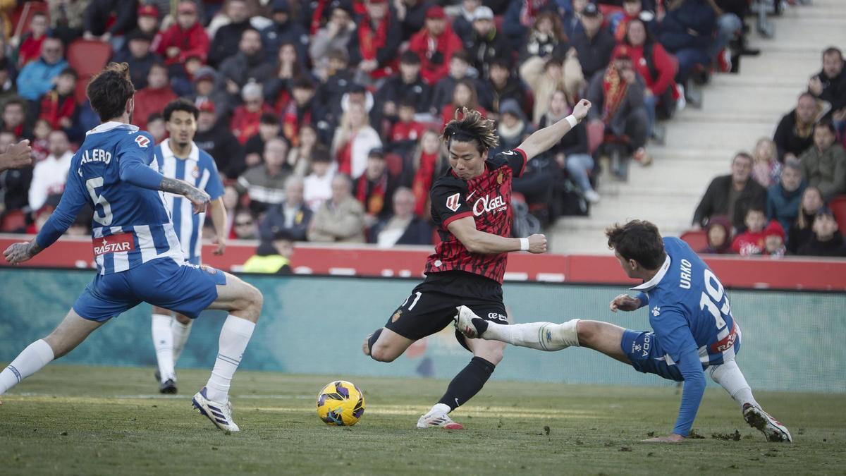 Asano dispara a puerta en el partido del Mallorca ante el Espanyol
