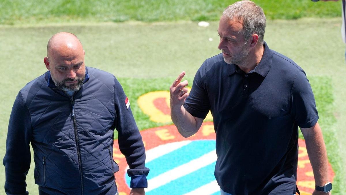 Manolo González y Hansi Flick dialogan en el RCDE Stadium de Cornellà.