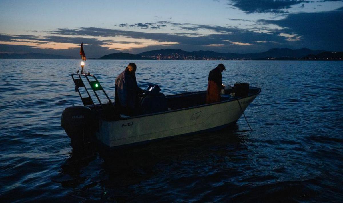 Marineros retirados de Baiona
 haciendo pesca deportiva en 
la ría de Vigo. // Pedro P.
