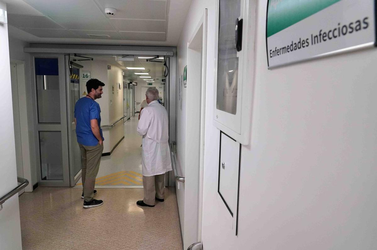 MLG 24-06-2026.-El jefe del servicio de Enfermedades Infecciosas, José María Reguera, centro de la (foto) junto a su equipo, donde han cumplido 20 años de dicha unidad.