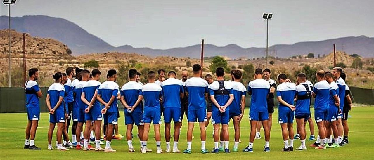 Sergio Mora se dirige a todos los jugadores en el entrenamiento.