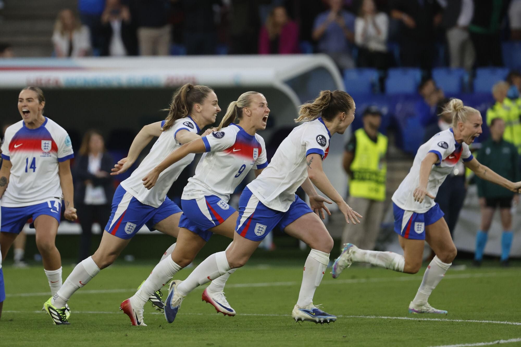 BASILEA (SUIZA), 27/07/2025.- Las jugadoras de la selección inglesa celebran su victoria en la final de la Eurocopa Femenina 2025 tras derrotar a España en el encuentro que han disputado este domingo en el St. Jakob Park de Basilea (Suiza). EFE/ Ana Escobar.