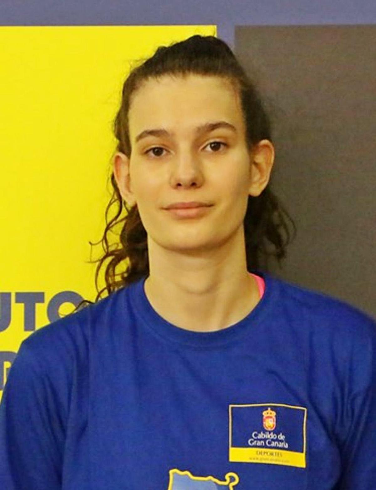 Lucía Varela, con la camiseta de su equipo. | // LA OPINIÓN