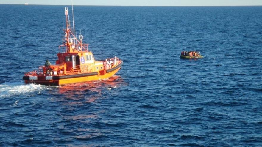 Salvamento Marítimo en busca de la patera en Alhucemas