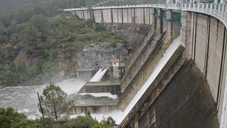 Imagen tomada ayer de la compuerta y los aliviaderos del pantano de Beniarrés desembalsando agua .