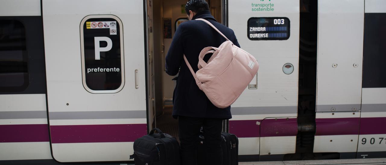 Un viajero, en el tren.