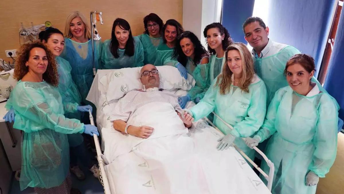 Así fue despedido Juan Ramón Ríos tras 110 días en la unidad de críticos del Hospital Regional de Málaga.