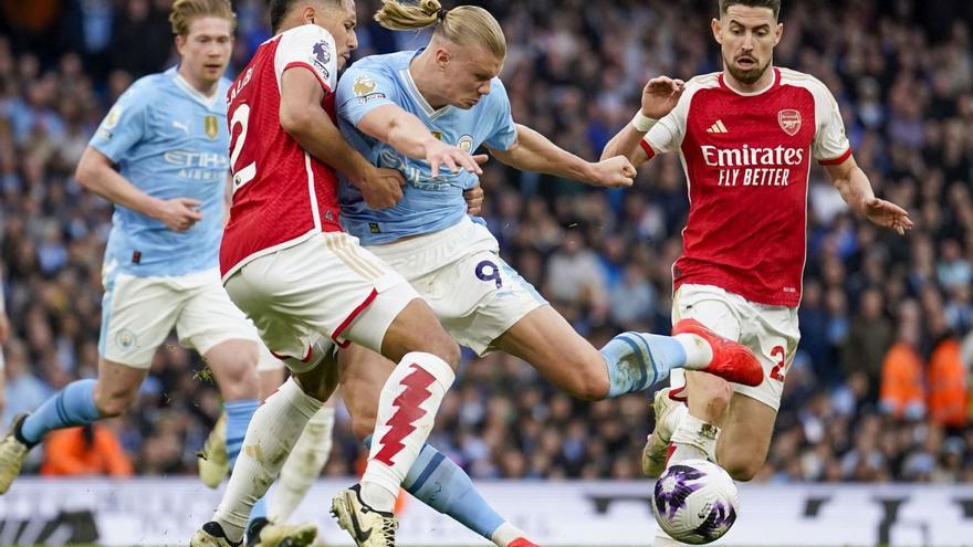 Erling Halaand
 pugna por un balón 
con William Saliba 
durante el partido 
disputado ayer 
entre el City 
y el Arsenal en 
el Etihad. // LAP