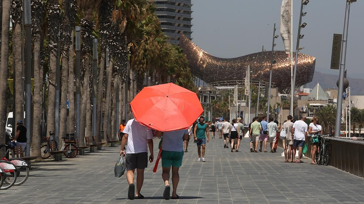 Los turistas disfrutan del calor en Barcelona