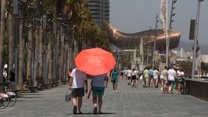 Los turistas disfrutan del calor en Barcelona