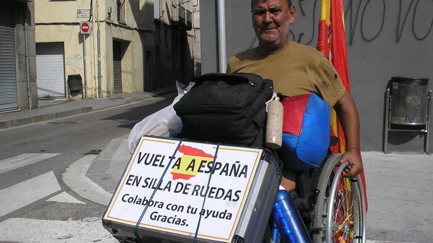 José Irala, a Ripoll, en la cadira de rodes que utilitza per fer la volta.